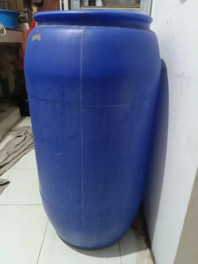 Tong Air Warna Biru