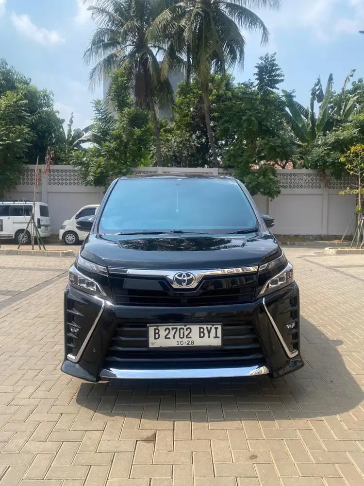 Toyota Voxy 2.0 AT 2018 KM LOW