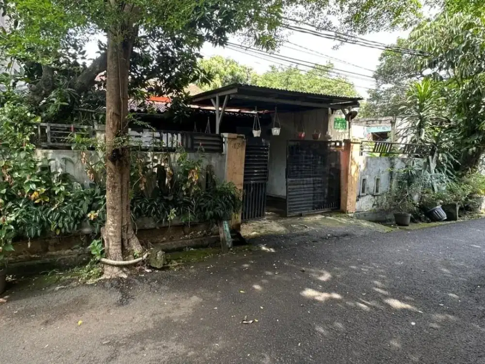DIJUAL Rumah tua - Hitung TANAH posisi Hook lingkungan komplek aman asri akses toll dan strategis di Jagakarsa Jaksel.