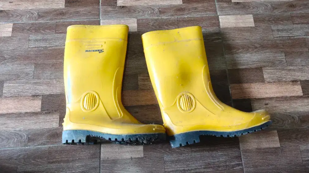 Sepatu boot ukuran 41