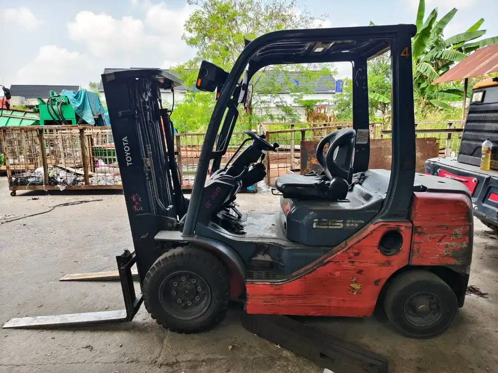 FORKLIFT TOYOTA 2.5 TON 60-8FD25 TAHUN 2011