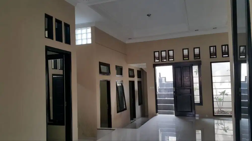 Disewakan Rumah Besar Di Hoek Dekat Taman Margahayu Raya Bandung