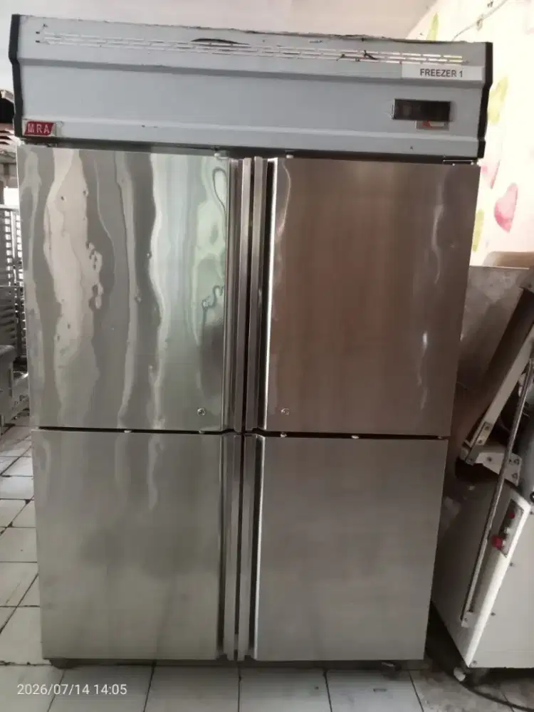 UPRIGT FREEZER 4 PINTU MRA 

Kapasitas 1000L
Kondisi mulus siap pake