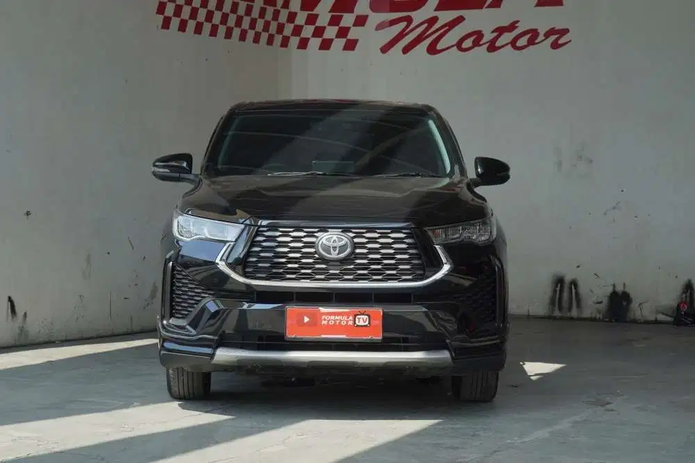 Toyota Innova Zenix V Hybrid modelista AT 2024 Hitam