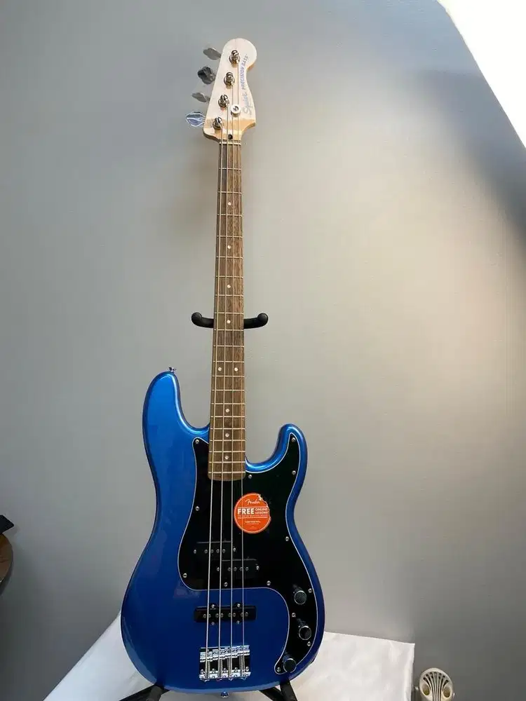 Squier Affinity Precision PJ Bass - Lake Placid Blue
