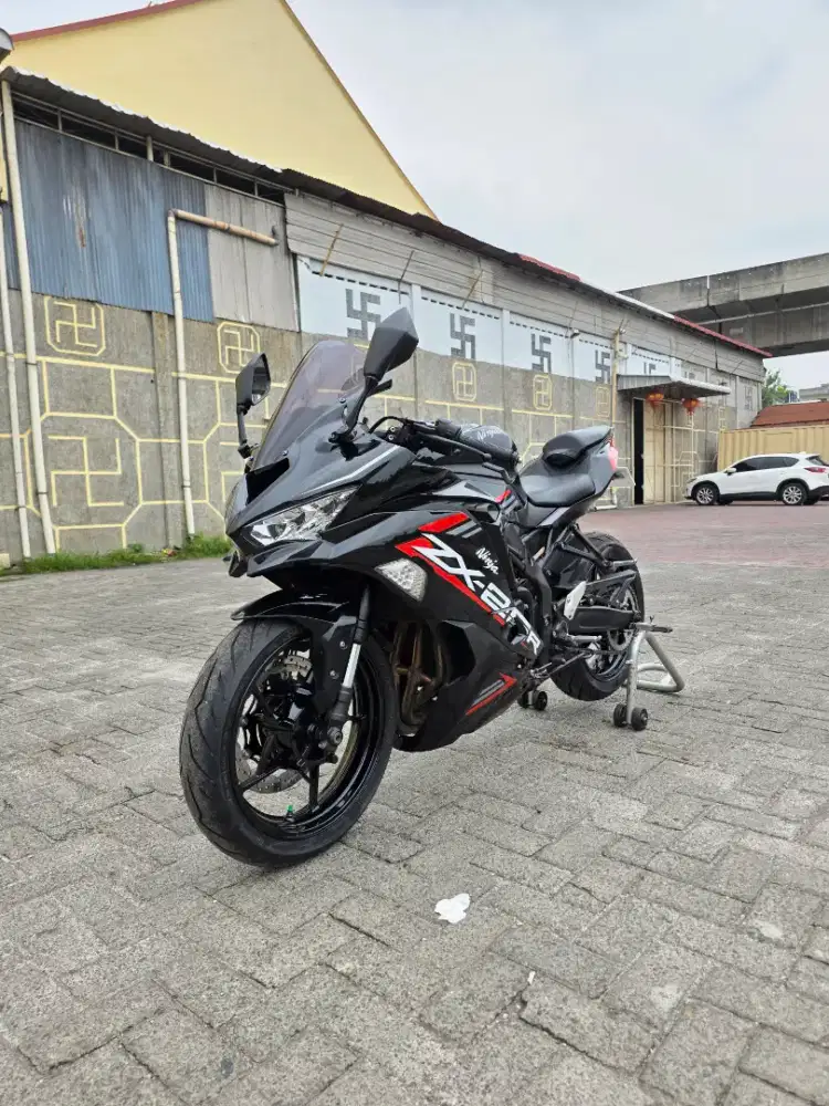 Kawasaki ZX25R Hitam 2022