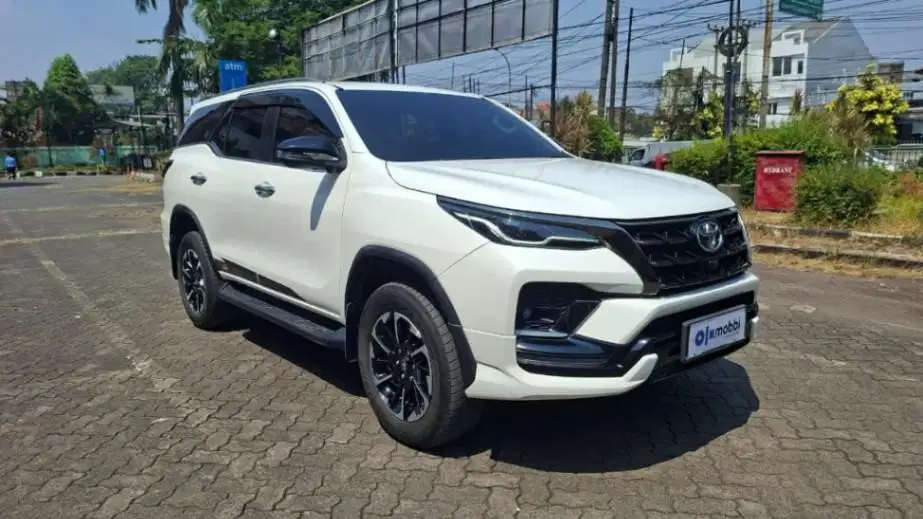DP MURAH - Toyota Fortuner 2.8 4x2 GR Sport DSL Solar AT 2022 Putih