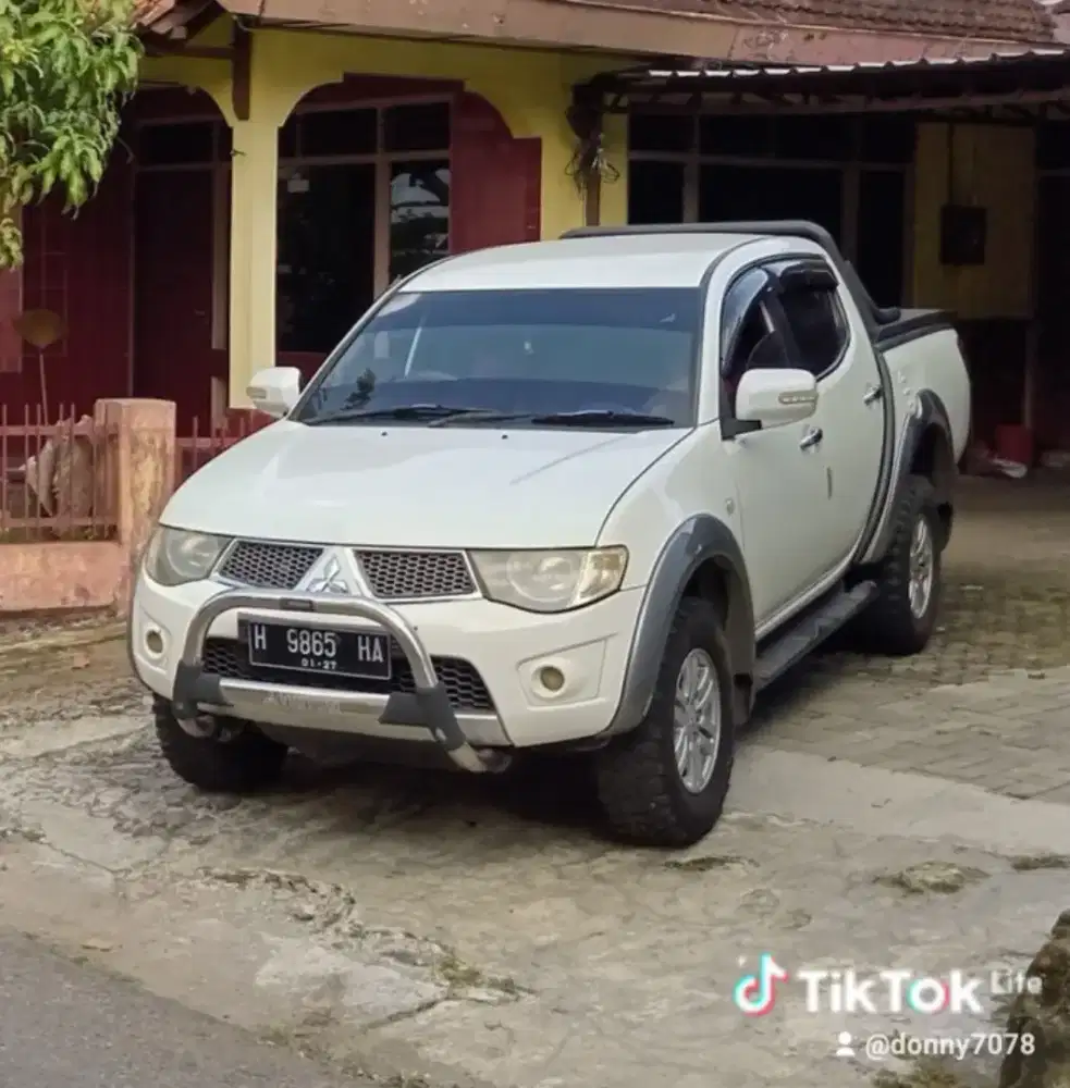 Dijual strada triton 2013 gls putih manual