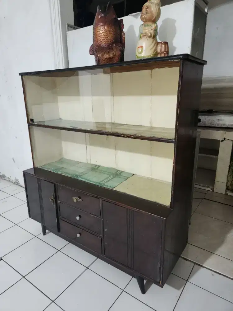 Lemari Jati Bekas dijual beserta pajangannya