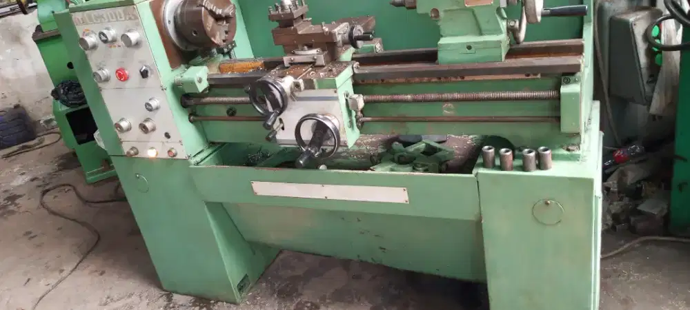 Mesin bubut TLC 300
