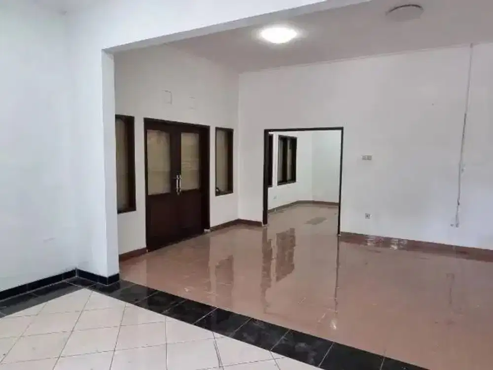 DISEWAKAN DIKONTRAKAN RUMAH KANTOR RIAU RE MARTADINATA TENGAH KOTA BANDUNG STRATEGIS