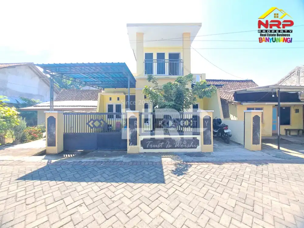 Rumah 2 lantai ini berada di tengah lingkungan pedesaan yang nyaman di Banjarsari, Glagah - Banyuwangi.