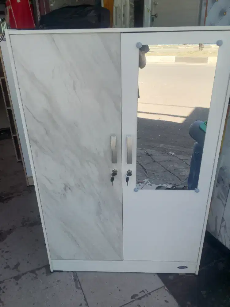 Lemari pakaian minimalis modern