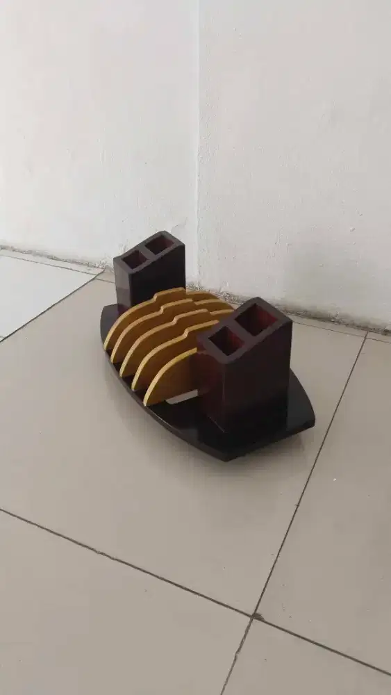 Rak piring display kayu dan dekorasi rumah