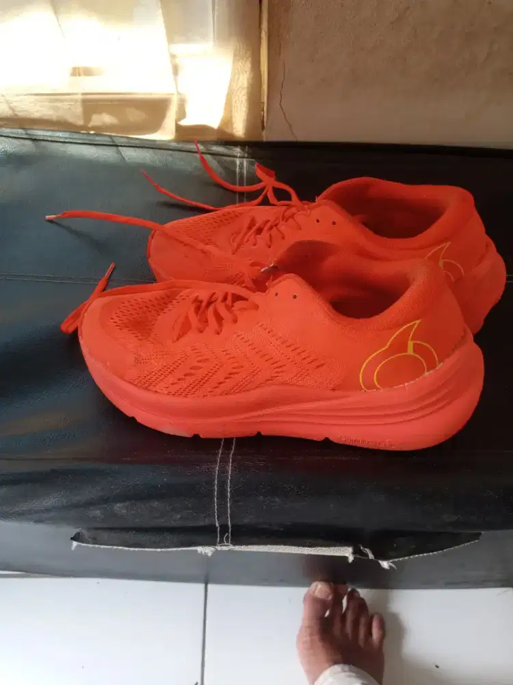 Sepatu olah raga hiperblas