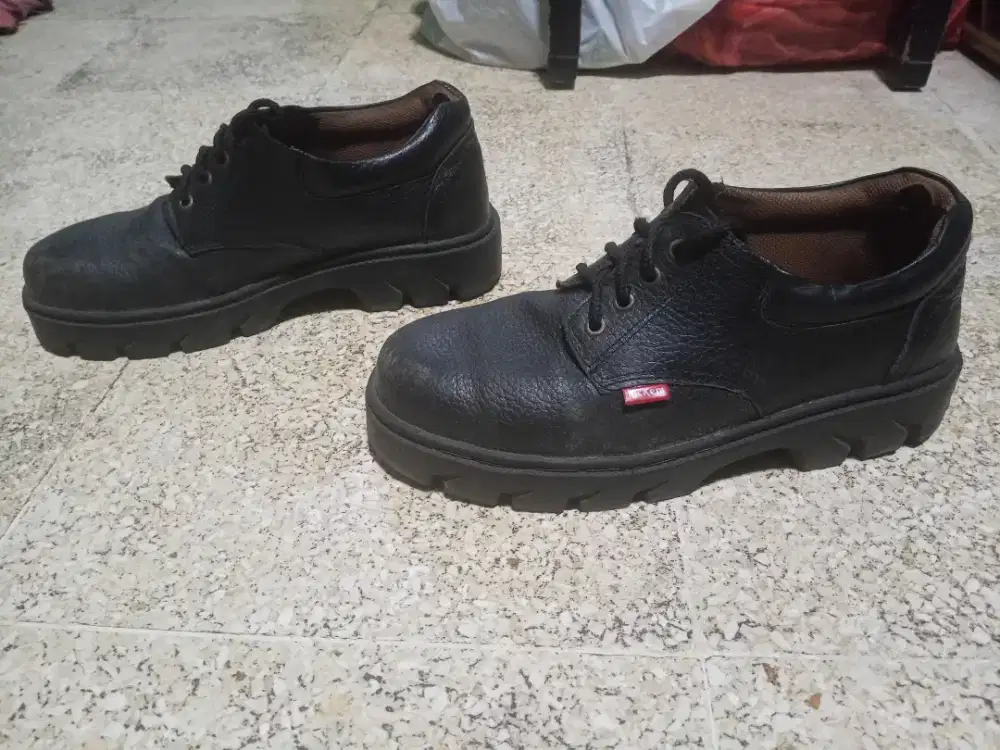 Sepatu Formal Safety