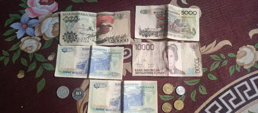 Uang kuno kertas dan koin