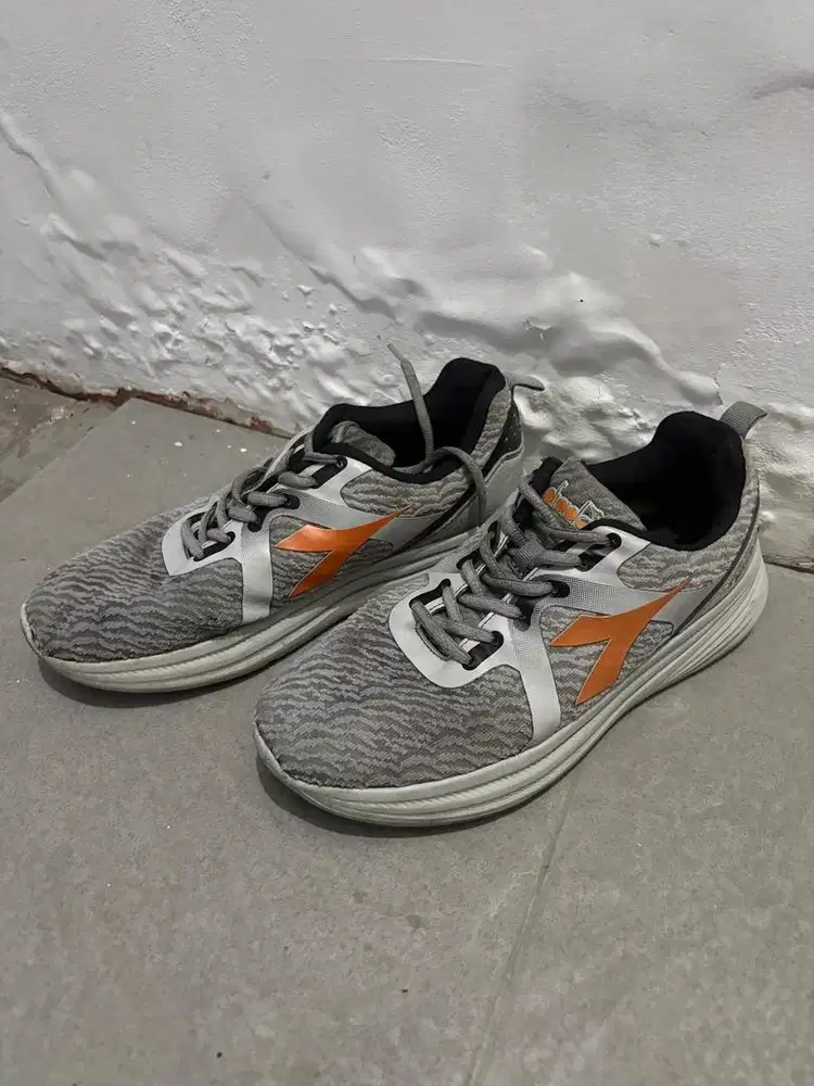 Sepatu harian paketan