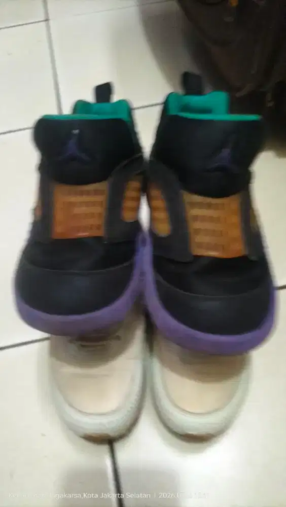 Sepatu anak hitam dan putih