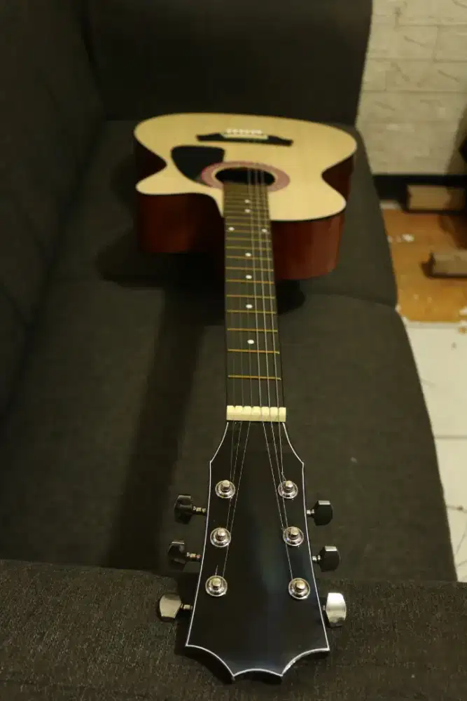 Gitar akustik siap pakay