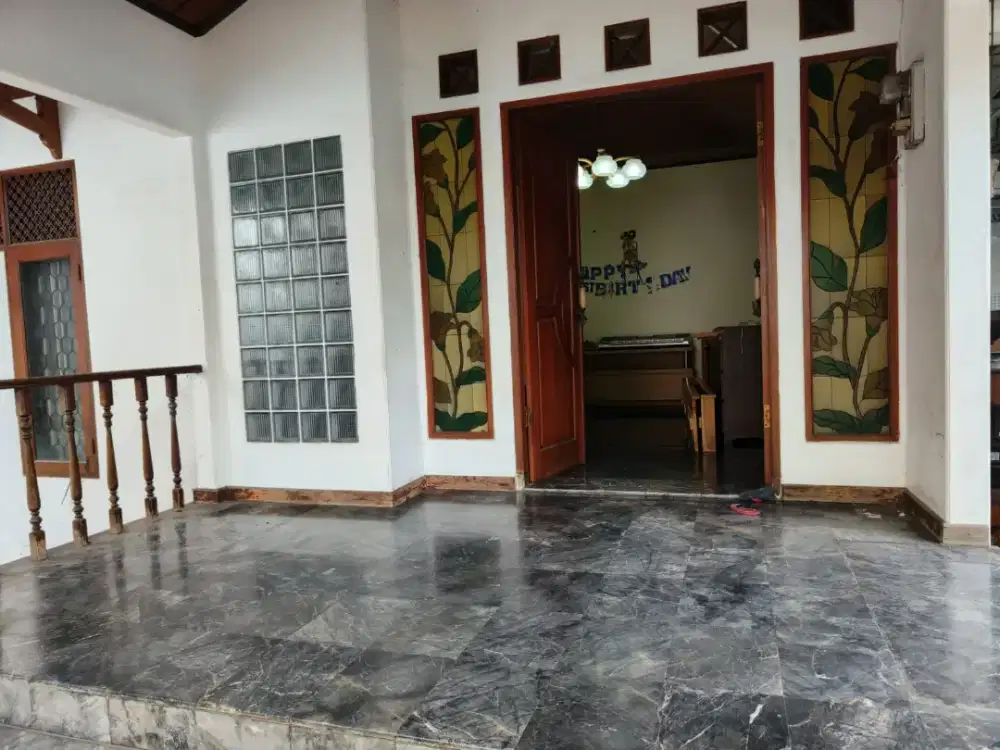 Disewakan rumah dan garasi luas, bisa untuk usaha Bekasi Selatan