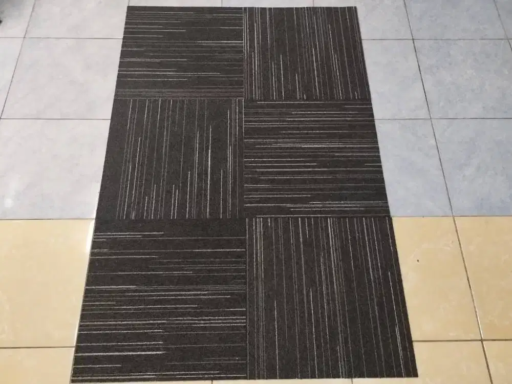 KARPET TILE 50CMX 50CM HITAM BERGARIS