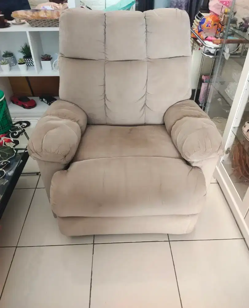 Sofa recliner (rebahan) dan rocking (goyang)