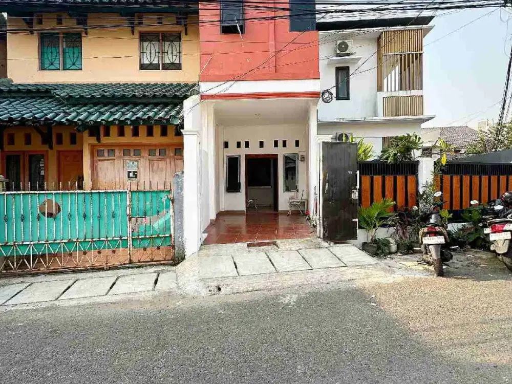 RUMAH SECONDARY 2 LANTAI + ROOFTOP Hunian nyaman di PEGANGSAAN,MENTENG - JAKARTA PUSAT