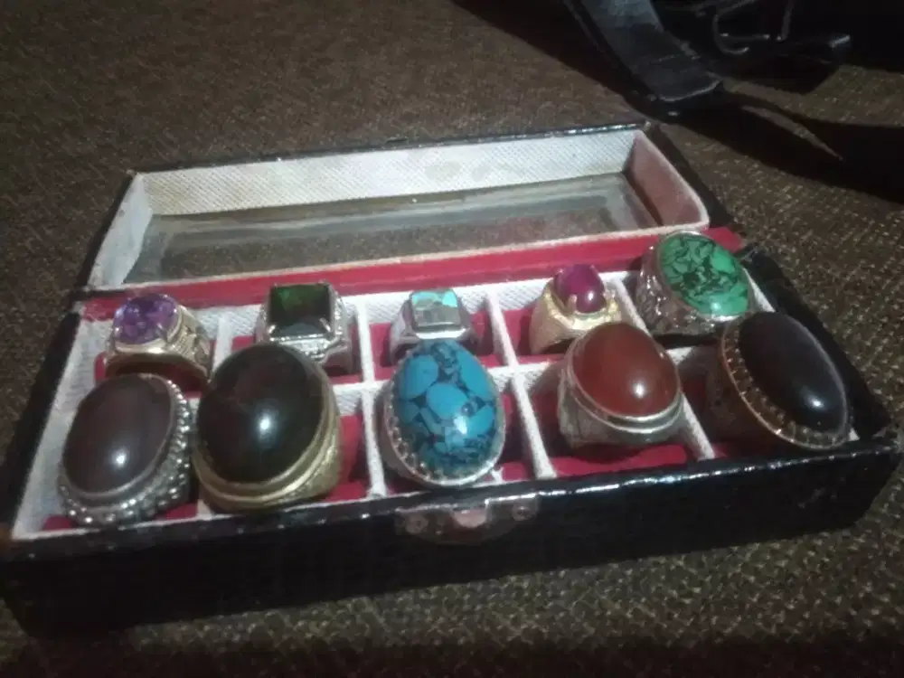 cincin batu,dan korek api zippo