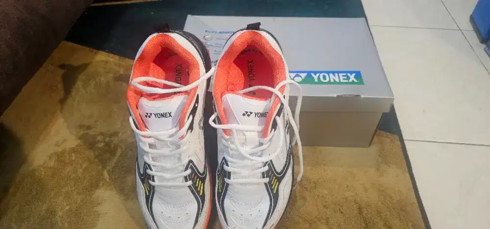 Sepatu badminton