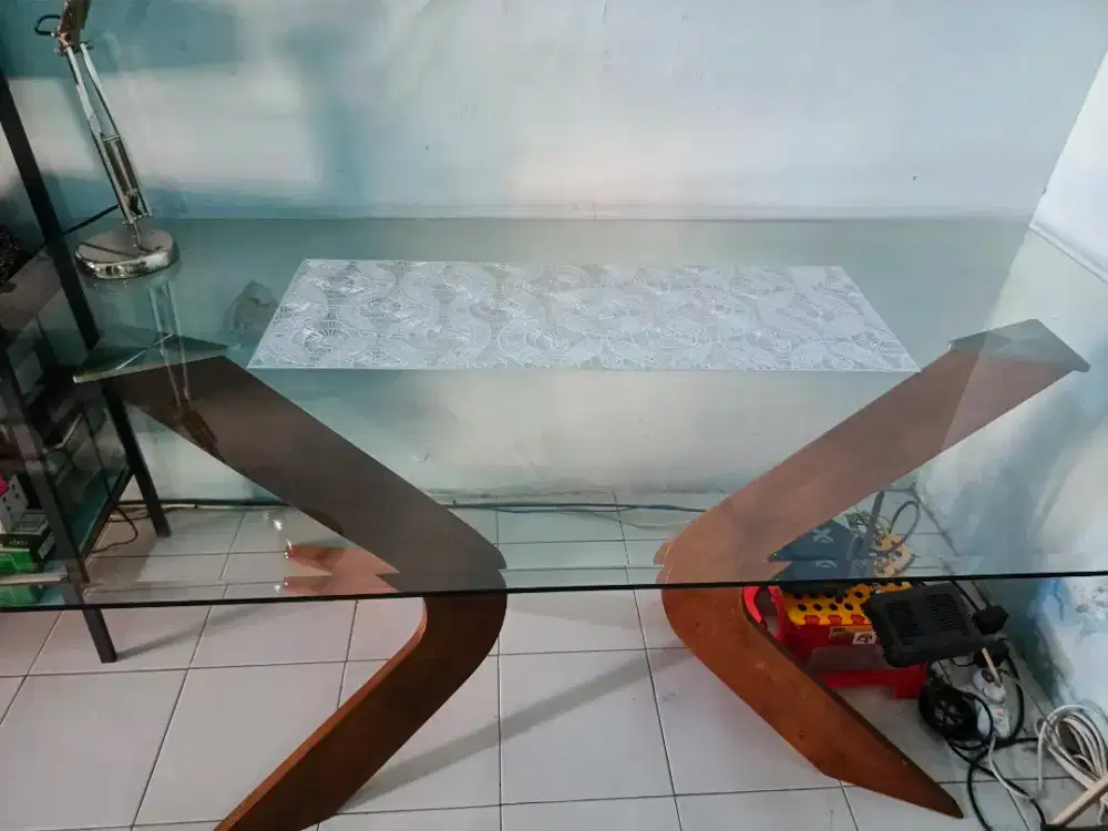 Meja makan full kaca, kaki kayu jati