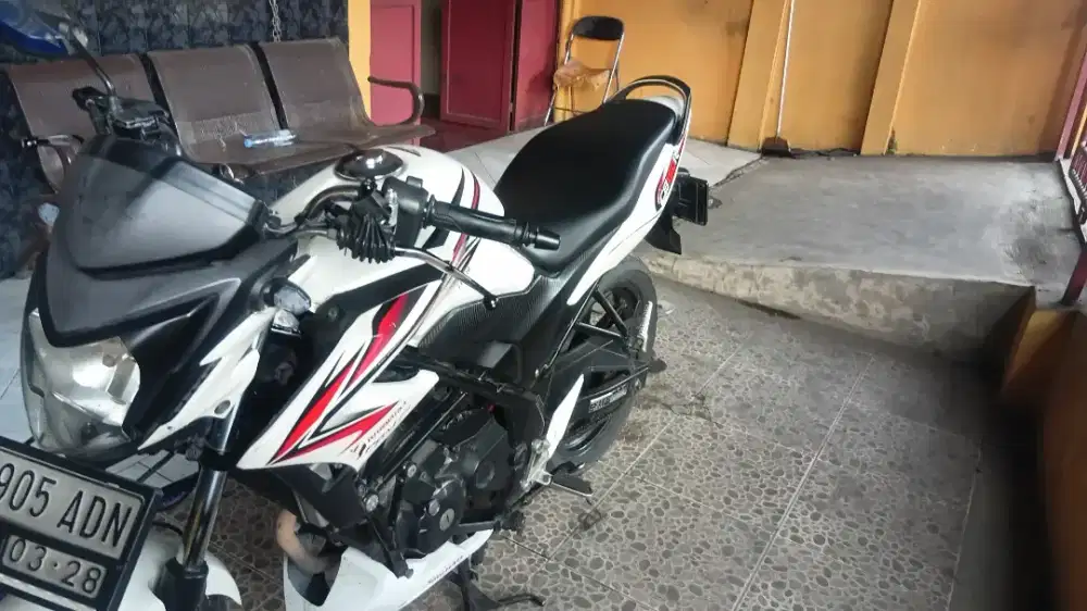 Honda cb150r 2013