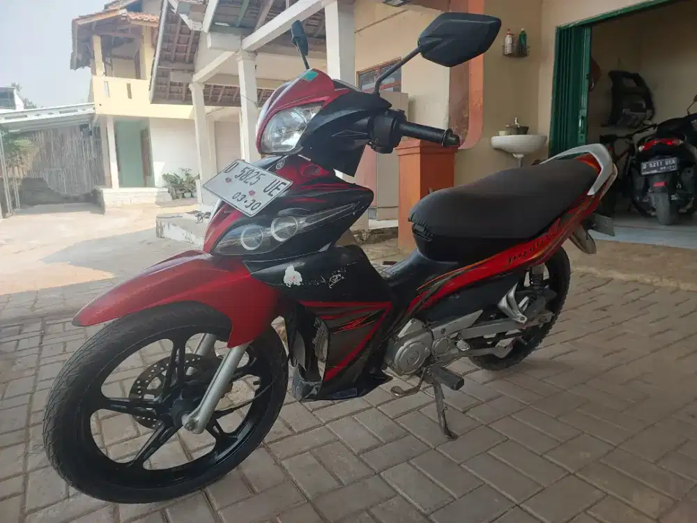 Jupiter Z tahun 2010 warna merah/hitam