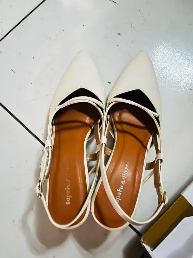 Heels modern warna cream  uk 39