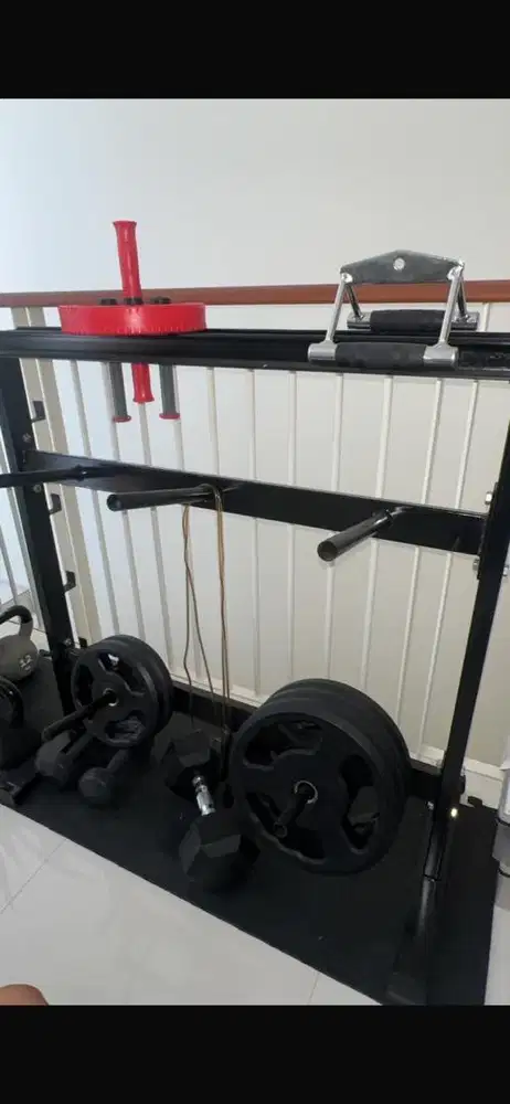 Rak besi plate gym, sama plate 3 10kg, 2 kg, dan 2 dumbell