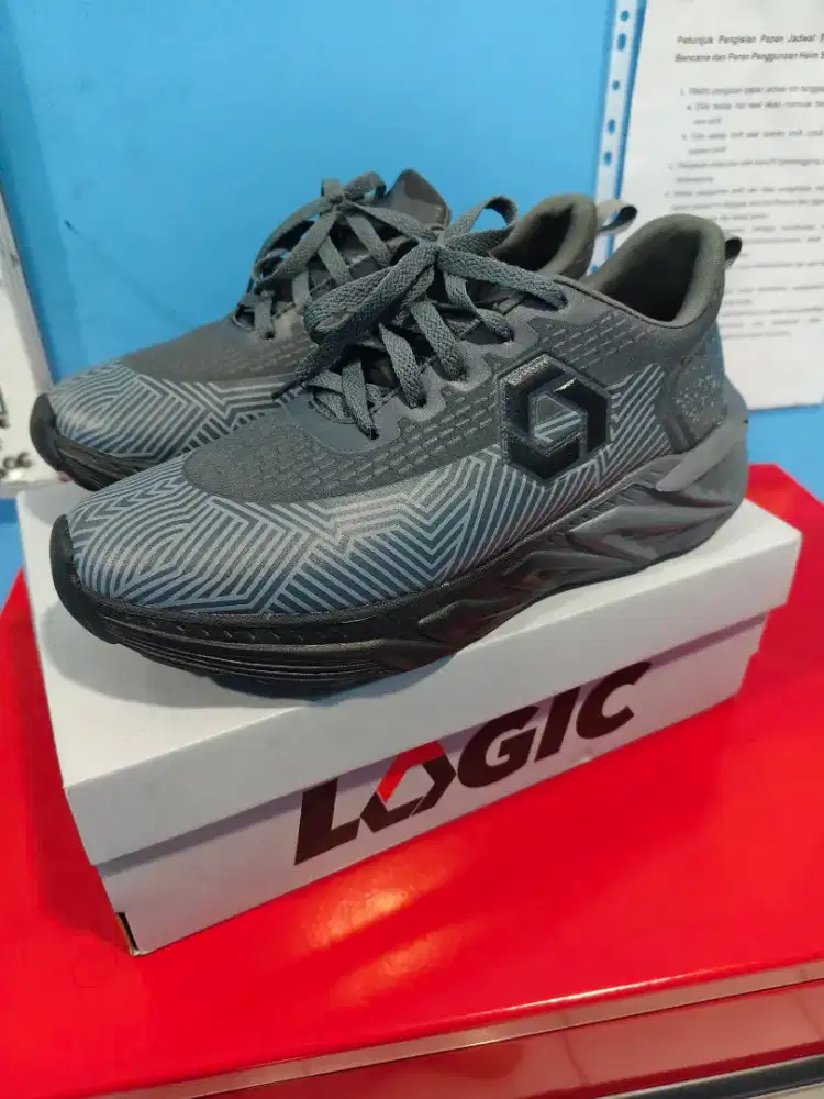 Sepatu power logic no 44 warna grey black masih baru