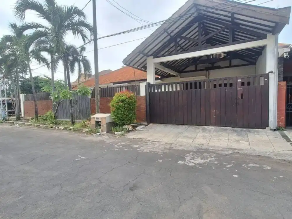 Rumah Jemur Andayani Surabaya Strategis Hitung Tanah Garasi 2 mobil, Carport 3 mobil