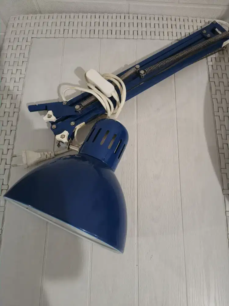 Lampu meja lipat