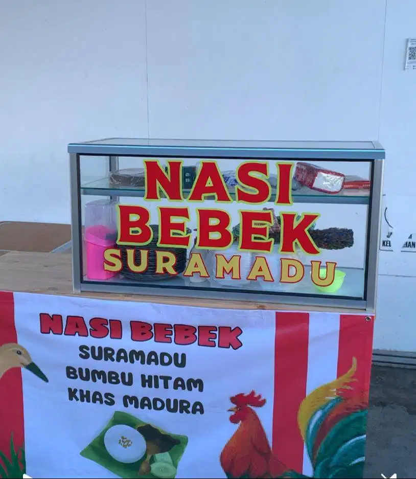 Etalase makanan matang