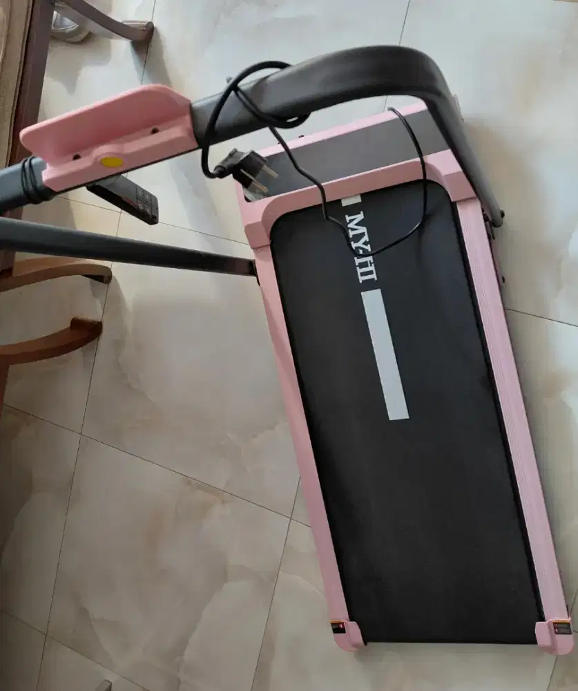 Alat olah raga Treadmill..