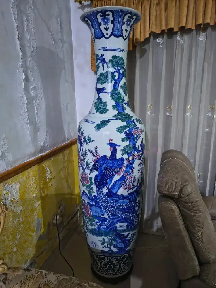 Guci Keramik Besar Raksasa Motif Merak Klasik - Bekasi