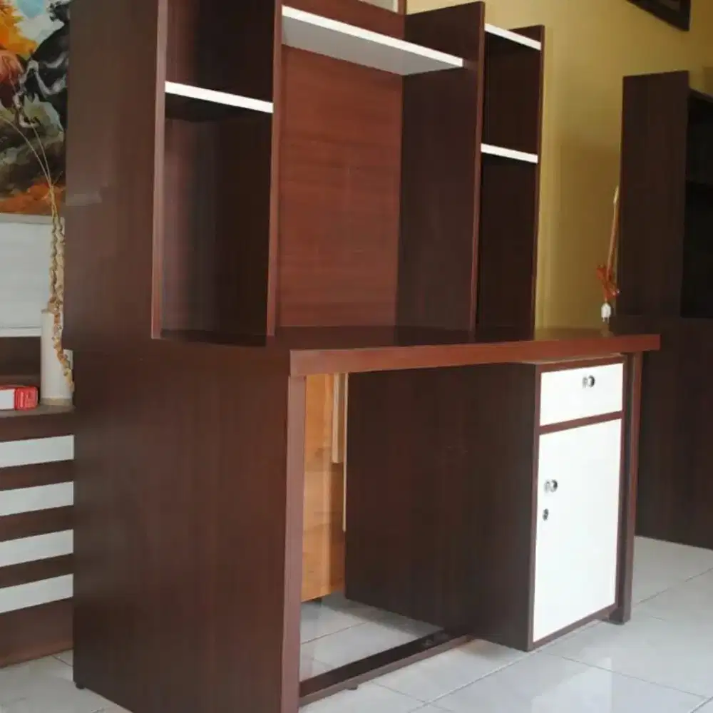 Meja belajar. Meja tulis.