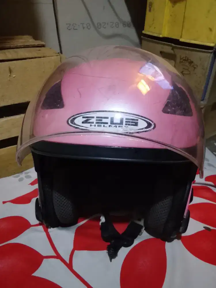 helm warna pink