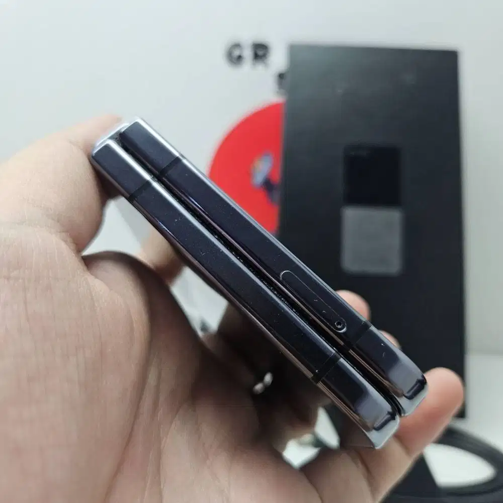 Samsung Galaxy Z Flip 5 Graphite 8/256 Fullset Sein No Minus
