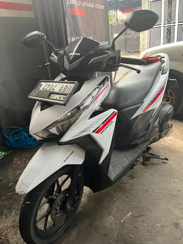 Motor Vario 2017 125cc putih merah