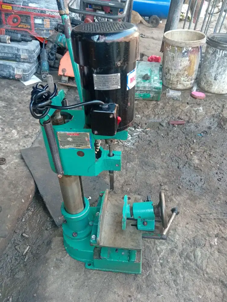 Mesin bobok kayu modern