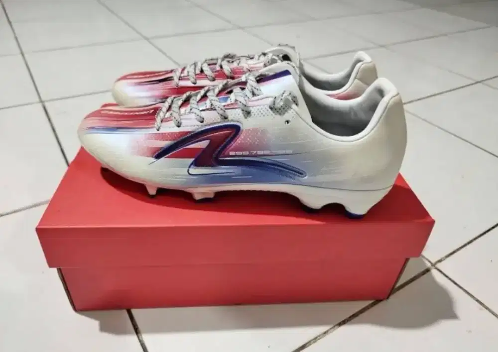 Sepatu bola specs lightspeed reborn meta