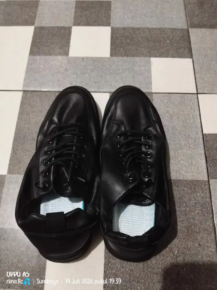 Sepatu sneakers hitam UK 43