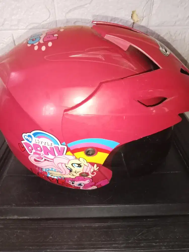 Dijual seadanya helm anak ukuran sedang dan kecil