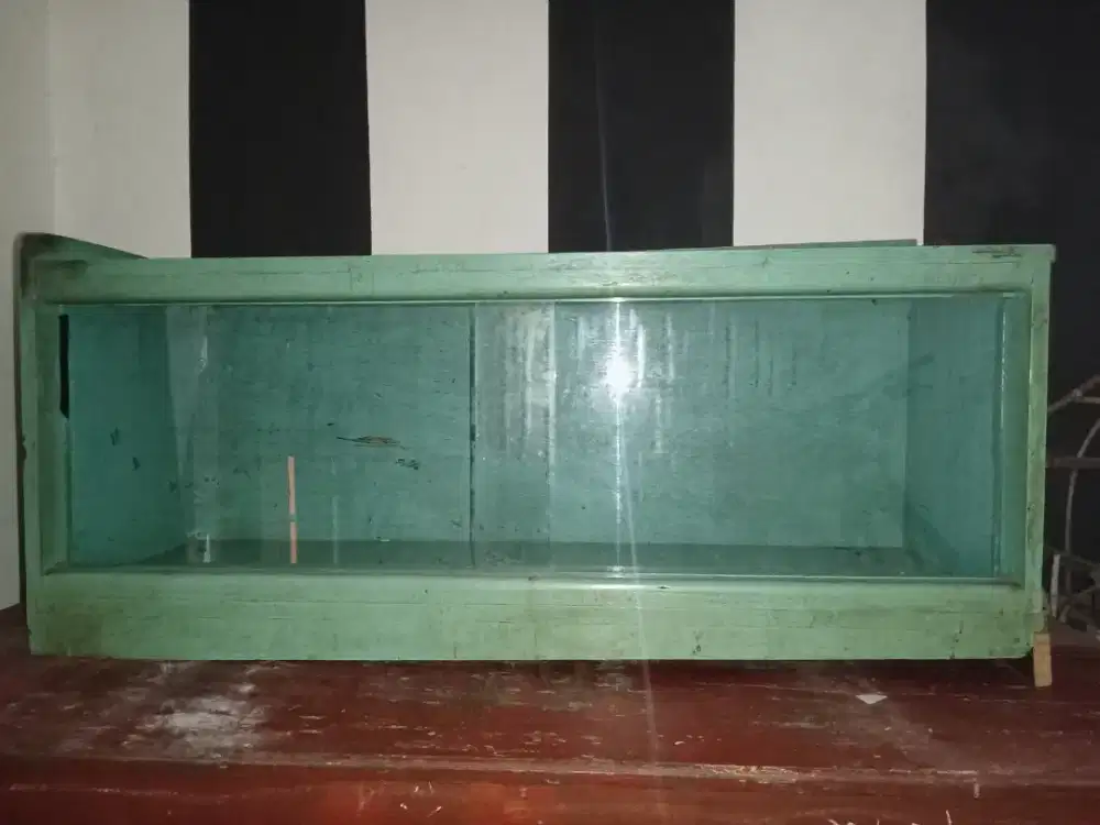 Dijual seadanya etalase kayu